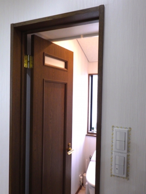 品川区の建具屋太明 施工例,トイレのドア,ドアを外開きに変える,ドアの開く方向を変える
