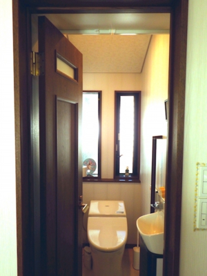 品川区の建具屋太明 施工例,トイレのドア,ドアを外開きに変える,ドアの開く方向を変える